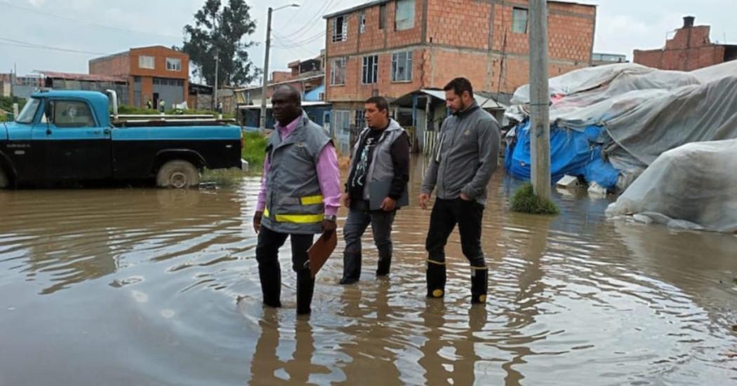 Foto de integrantes del equipo de Gestión del Riesgo de la Secretaría Distrital de Integración Social, durante una de las emergencias por lluvias en Bogotá.