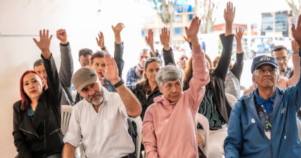 Personas mayore de 50 años en una de las ferias de empleo de la Agencia Distrital de Empleo de Bogotá