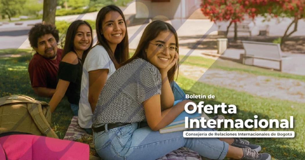 Jóvenes en un campus universitario sentados en una zona verde.