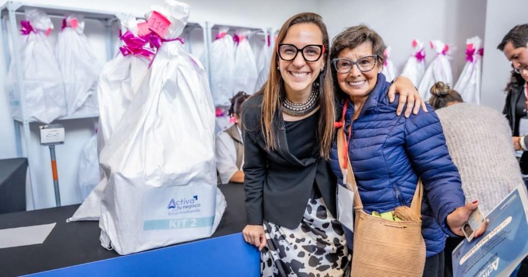 Beneficiaria del programa 'Emprendópolis' recibiendo junto a la secretaria de Desarrollo Económico maquinaria textil para su negocio.