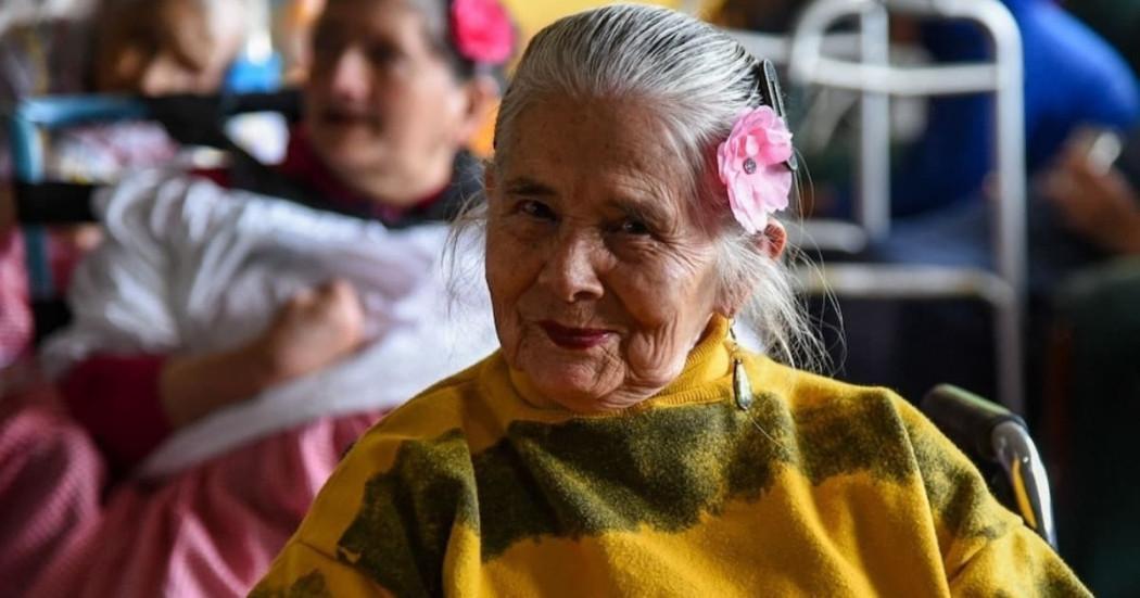 Foto de uno de los adultos mayores beneficiario de los servicios de cuidado y atención en Bogotá.