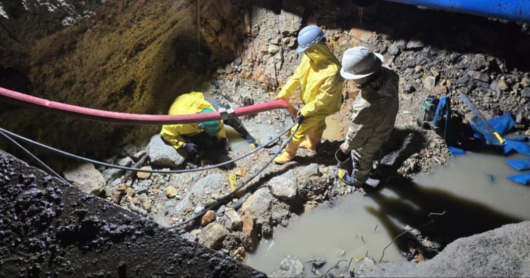 Trabajadores del Acueducto de Bogotá realizando labores de reparación en red de agua potable afectada por obras.