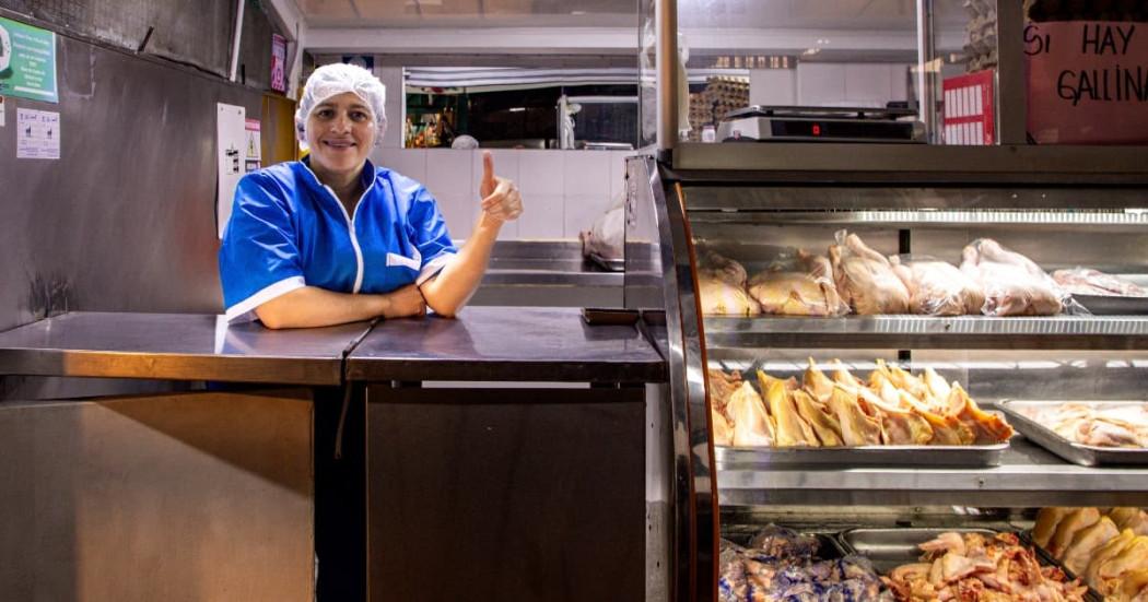 Foto de una propietaria de negocio de comercio de carnes en Bogotá.