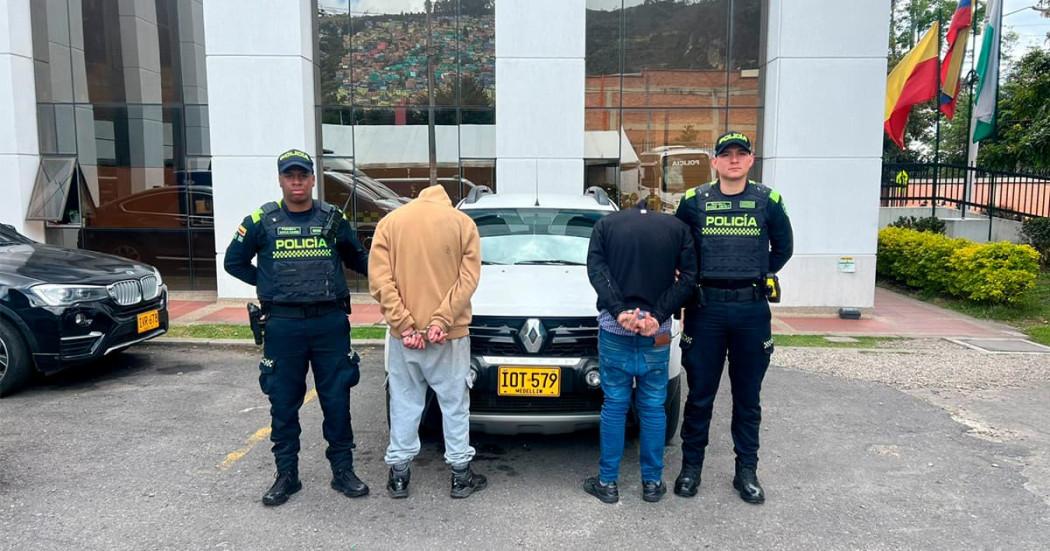 Foto con la captura de estas dos personas por hurtar computadoras de vehículos en Bogotá
