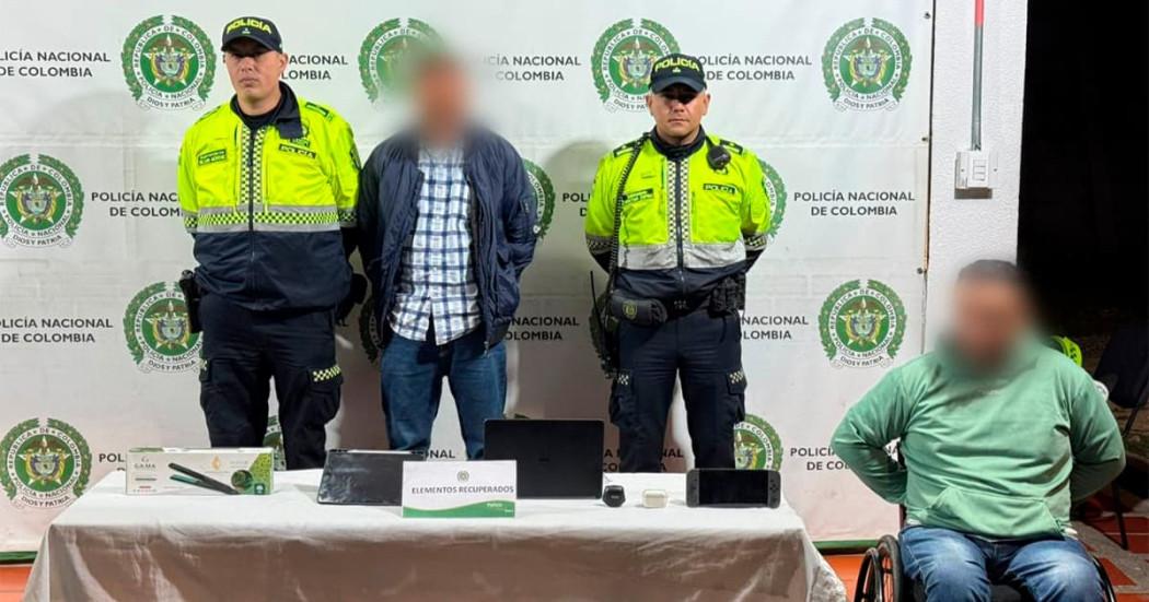 En la foto un capturado y dos policías 