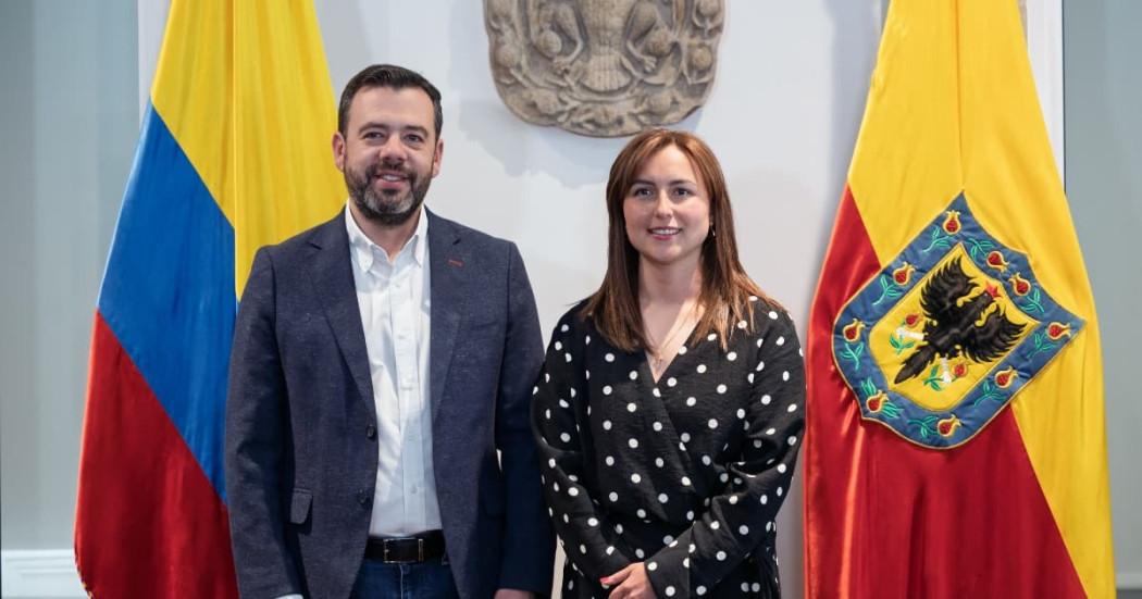 Foto del alcalde Carlos Fernando Galán junto a la nueva directora del IPES, Diana Catalina Arciniegas 