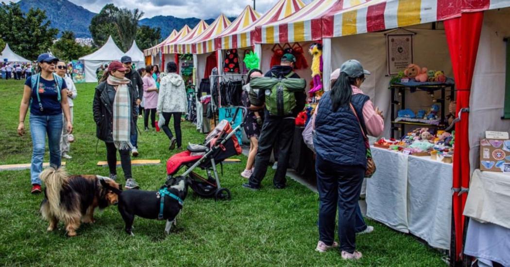 Foto de una de las ferias de 'Hecho en Bogotá' con asistentes comprando productos de emprendedores locales.