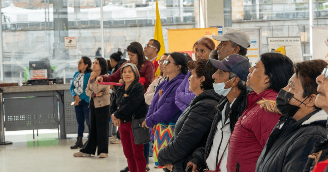 Personas mayores y mujeres en CADE 20 de julio
