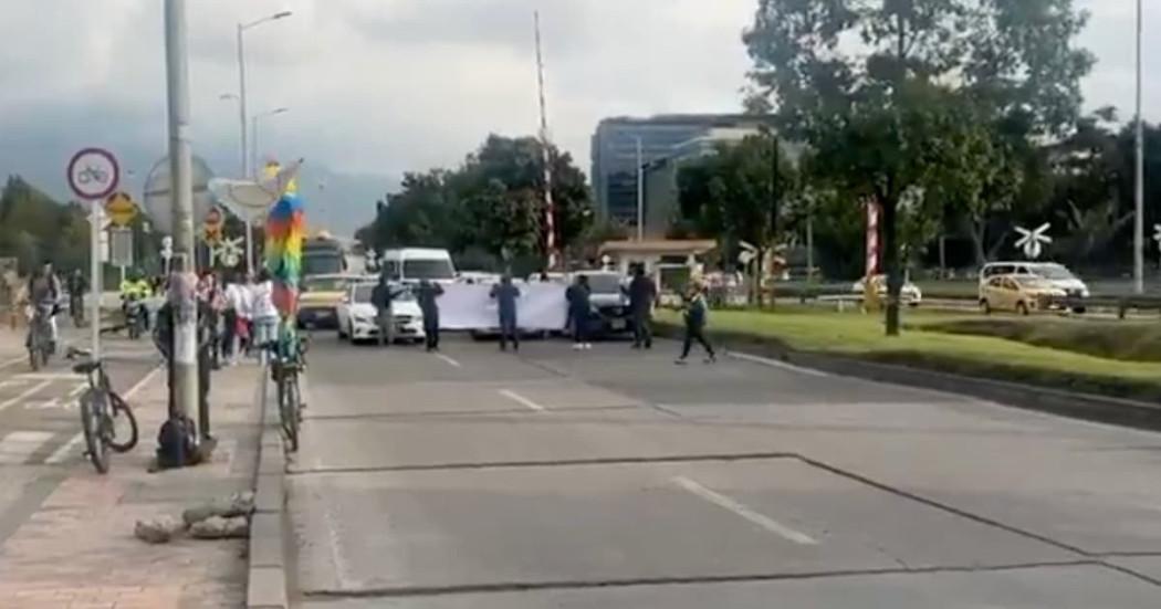 Foto de un grupo de manifestantes en la calle 26 en Bogotá.