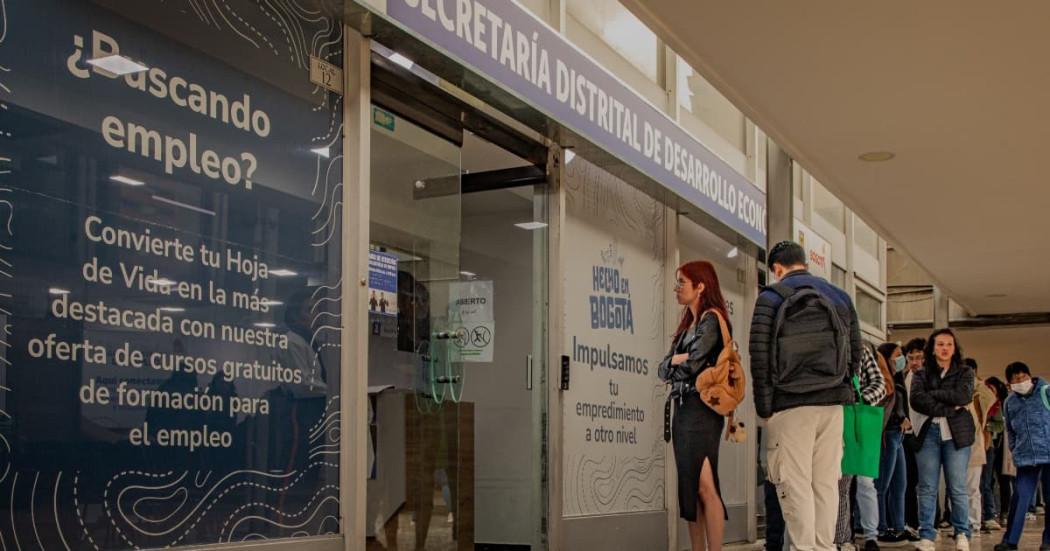 Foto de bogotanos y bogotanas accediendo a la sede de la Agencia Distrital de Empleo en Bogotá.