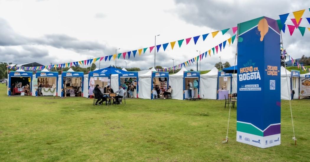 Foto de una de las ferias de 'Hecho en Bogotá' con exhibiciones de emprendimientos y productos locales.