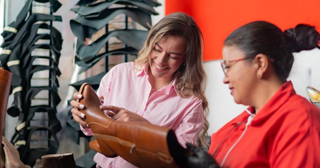Foto de dos mujeres en una de las Feria para Negocios y Emprendedores.