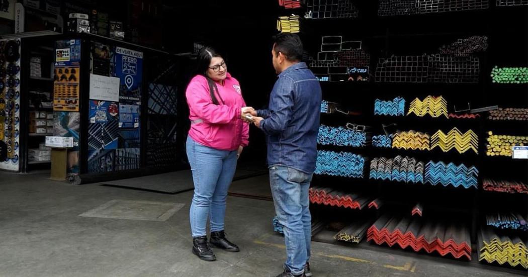 En la foto dos personas hablando 