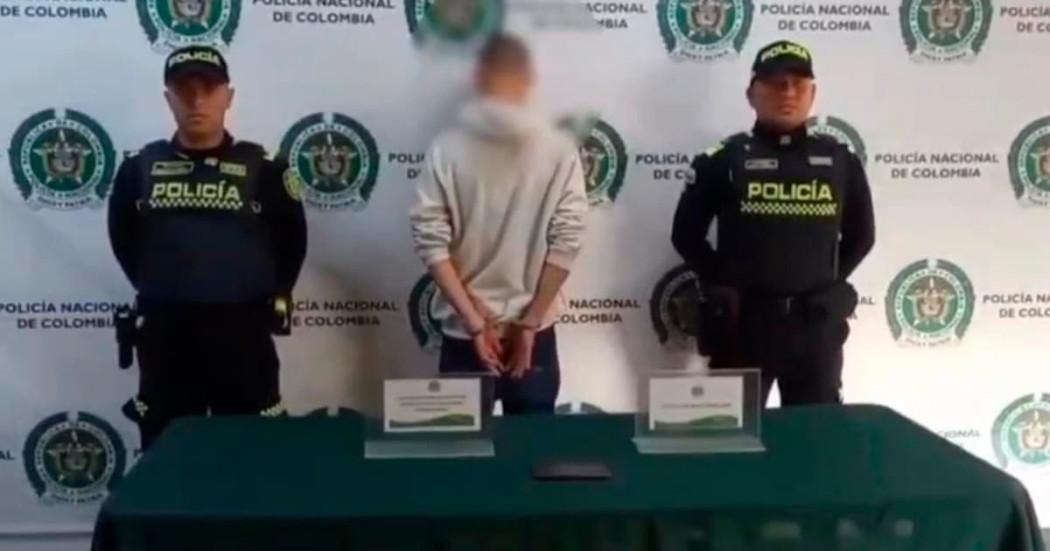 En la foto un hombre capturado por hurto en Bosa junto a dos policías 