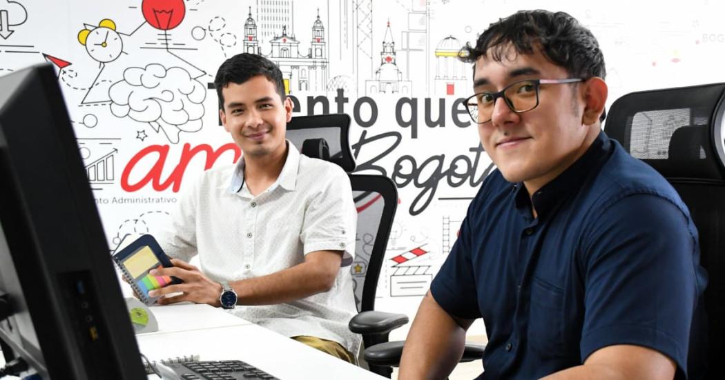 Fotografía en la que aparecen dos estudiantes que hacen sus prácticas