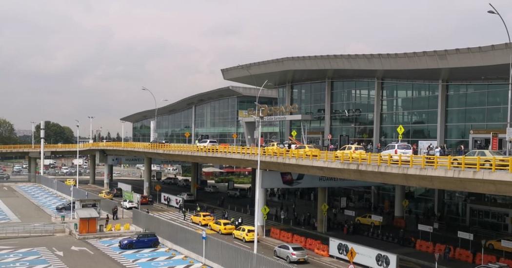Foto de la fachada del Aeropuerto El Dorado de Bogotá