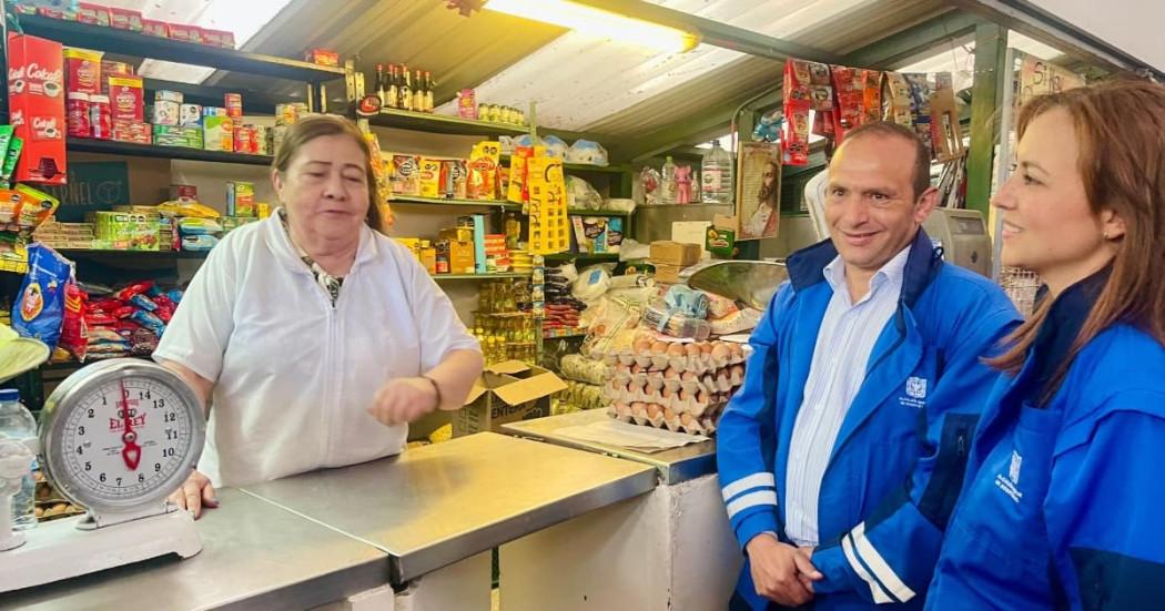 Foto de una de las comerciantes de la Plaza Distrital de Mercado Las Cruces junto a la directora del IPES, Catalina Arciniegas.