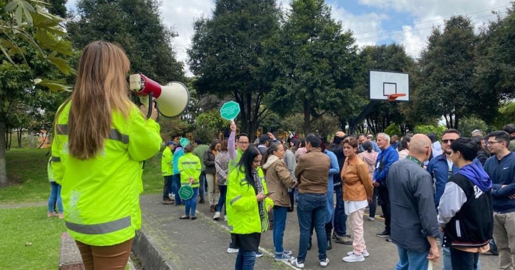 Foto bogotanos y bogotanas participando en una de las jornadas de Simulacro en Bogotá.