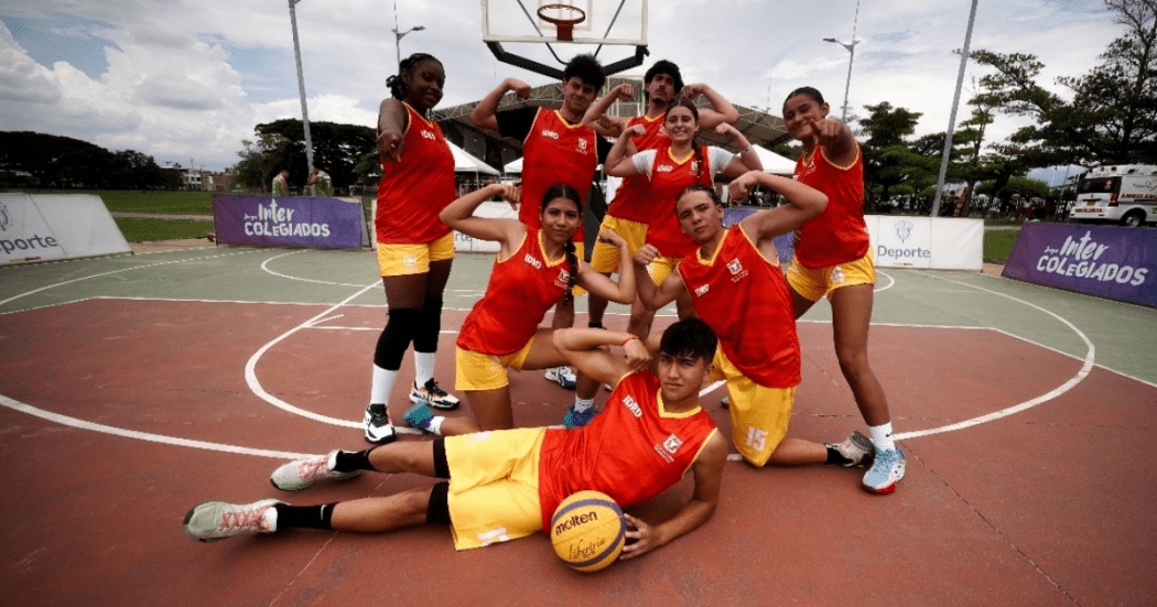 Foto del equipo de baloncesto 3x3 de Bogotá posa en la cancha tras su participación en los Juegos Intercolegiados Nacionales.