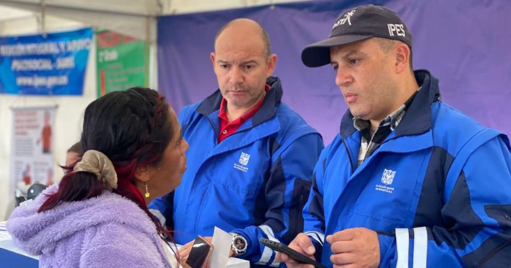 Gestores sociales del IPES ofreciendo información y orientación a una de las asistentes en la 'Megaruta de Servicios'