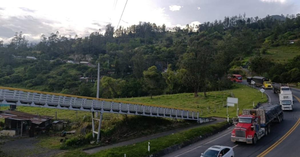 Vehículos de carga y particulares circulando por la Vía al Llano.