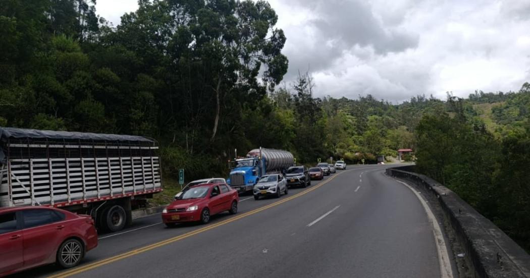 Vehículos de carga y particulares circulando por la Vía al Llano.