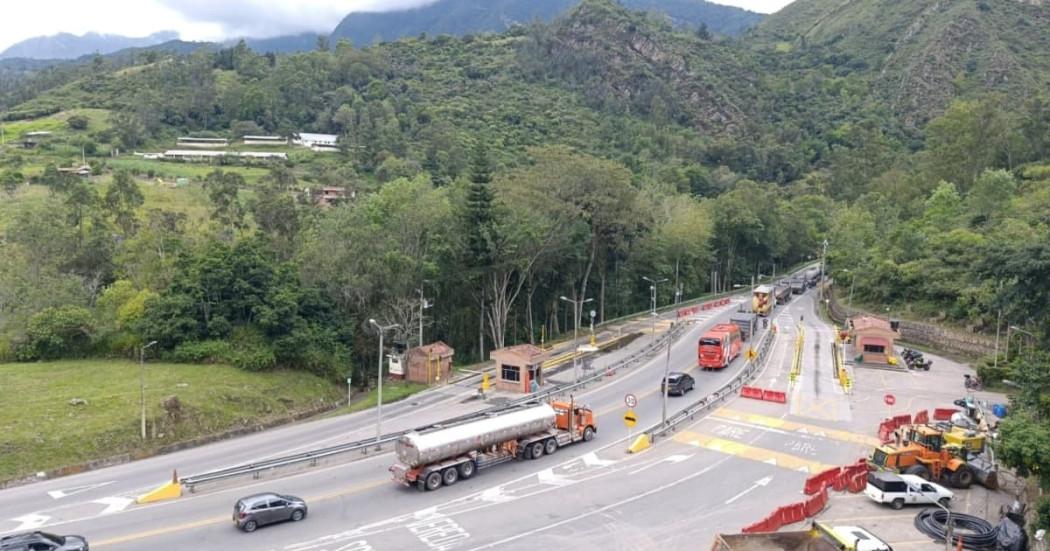 Vehículos de carga y particulares transitando por la variante en el kilómetro 18 de la Vía al Llano