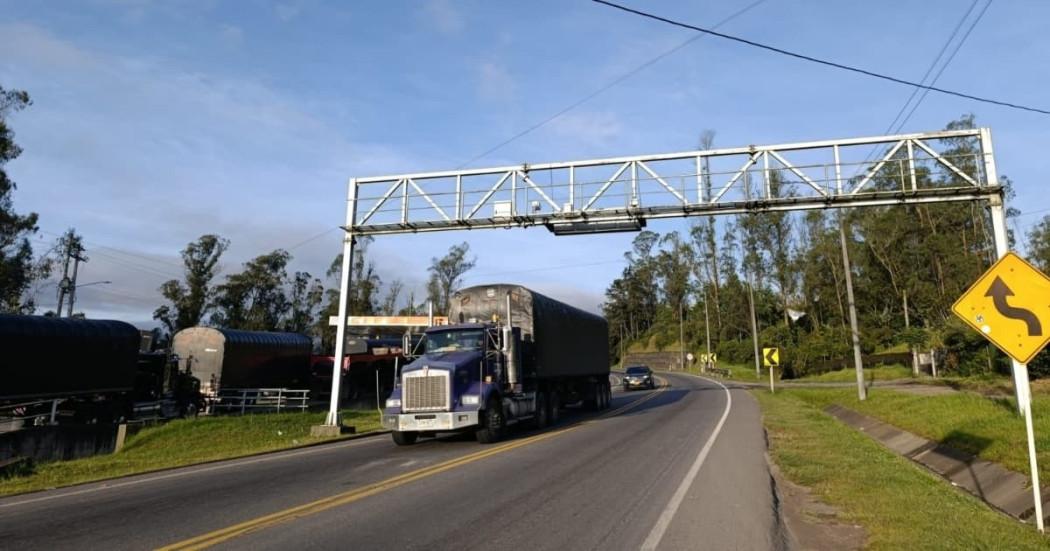 Vehículos de carga y particulares circulando por la Vía al Llano.