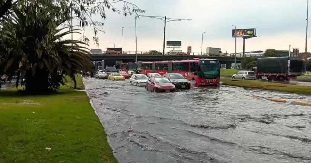 Imagen de vía en Bogotá con inundaciones por lluvias.