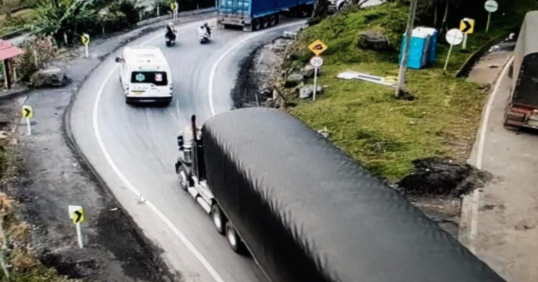 Vehículos de carga y particulares transitando por la variante en el kilómetro 18 de la Vía al Llano