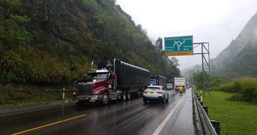 Vehículos de carga y particulares transitando por la Vía al Llano o Vía Bogotá-Villavicencio.