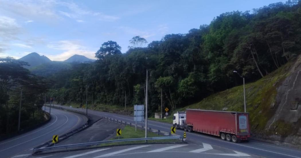 Vehículos de carga y particulares transitando por la Vía al Llano o Vía Bogotá-Villavicencio.