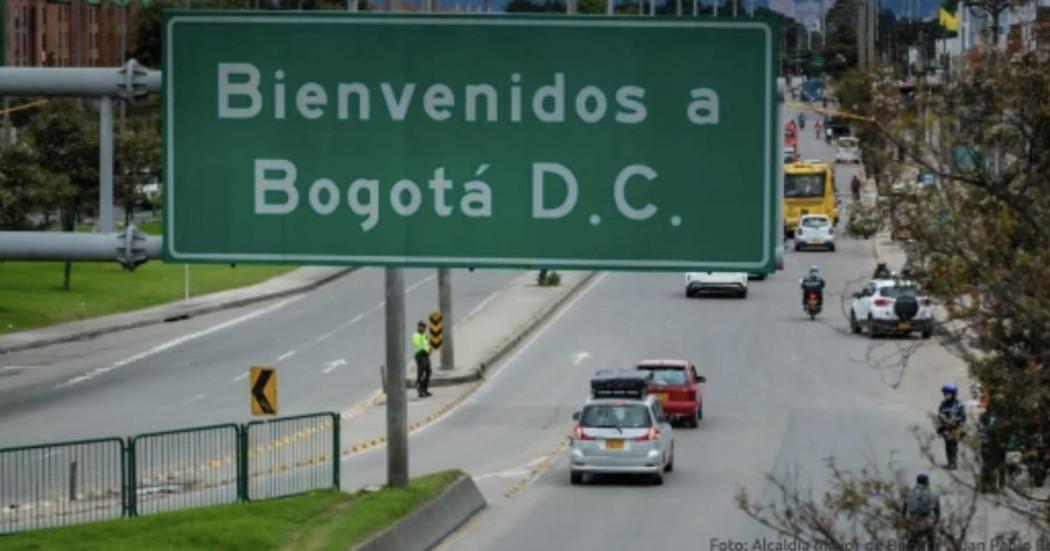 Foto de una vía de Bogotá con carros cirulando