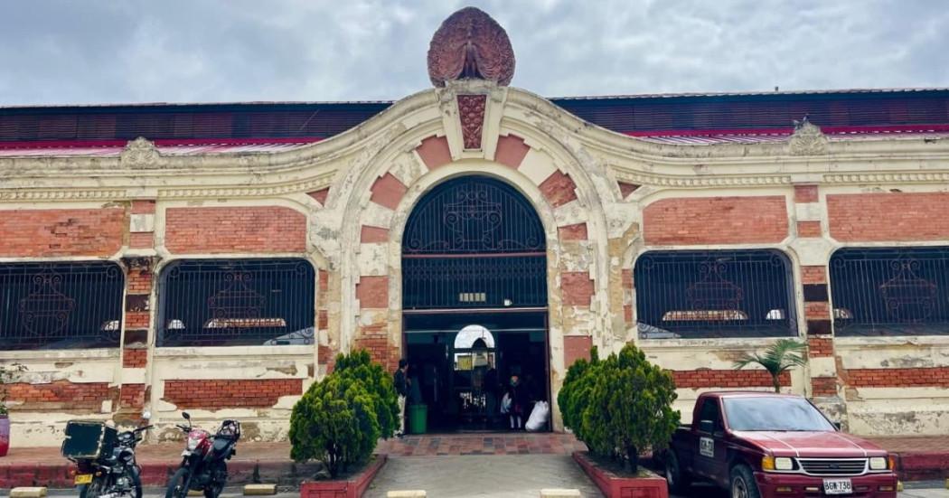 Fachada de la Plaza Distrital de Mercado Las Cruces en el centro de Bogotá.