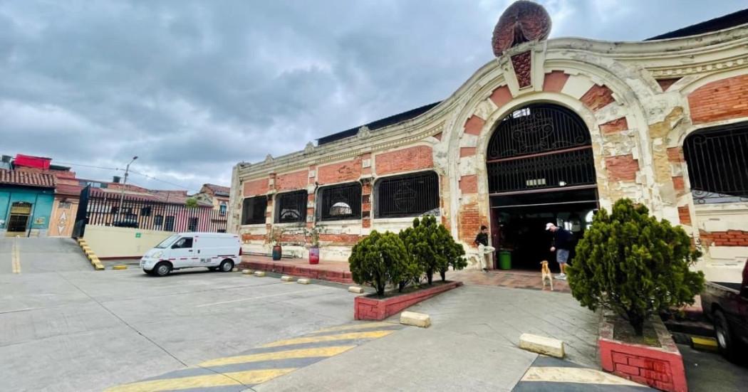 Foto de la fachada de la histórica Plaza Distrital de Mercado Las Cruces en la localidad de La Candelaria.