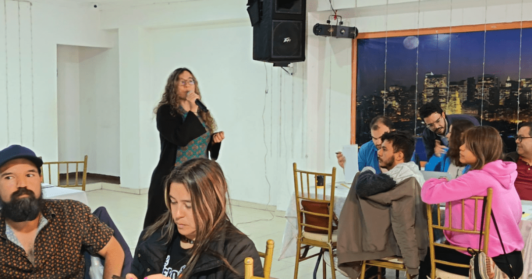 Foto de una mujer hablando en el primer Encuentro Ciudadano Participativo