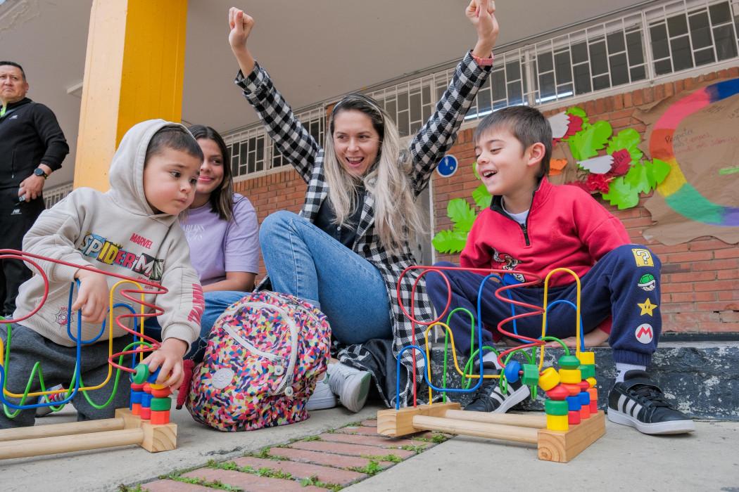 Imagen de niños interactuando y jugando felices