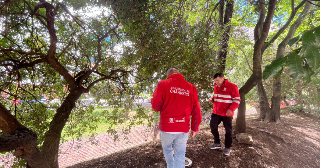 Foto de operarios del Distrito en la localidad de Chapinero