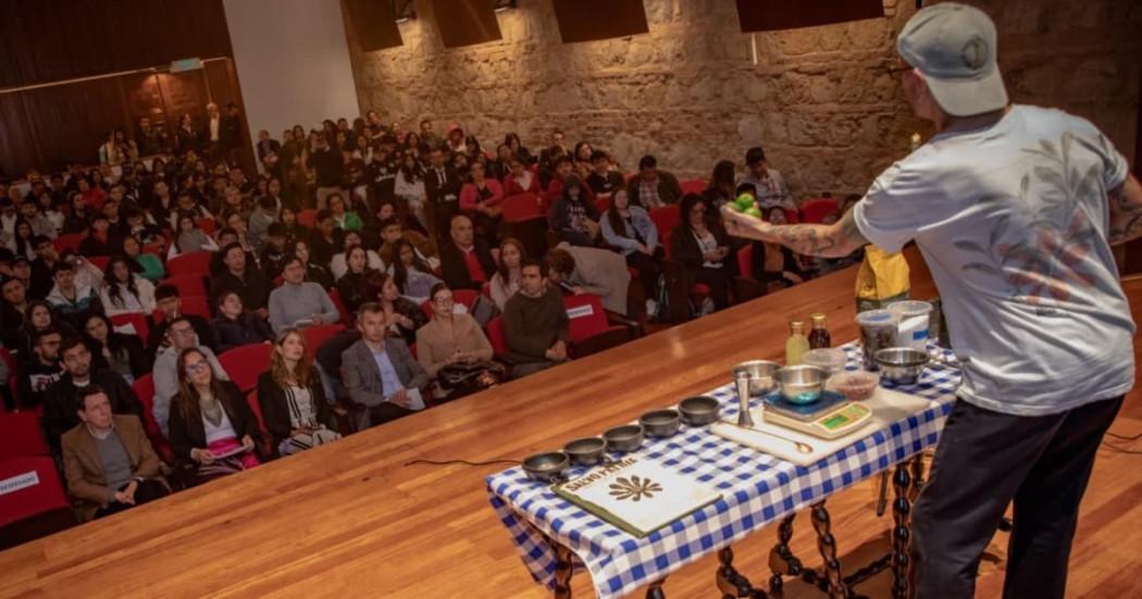 Personas asistentes al foro y auditorio de la Semana Reducción y Pérdida de Desperdicios de Alimentos en Bogotá.