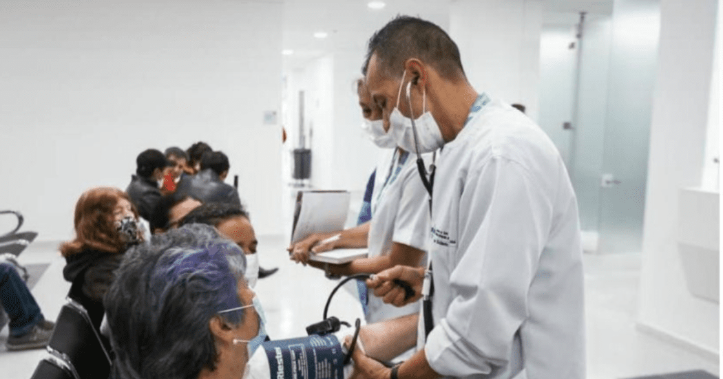Foto de un doctor atendiendo a unos pacientes