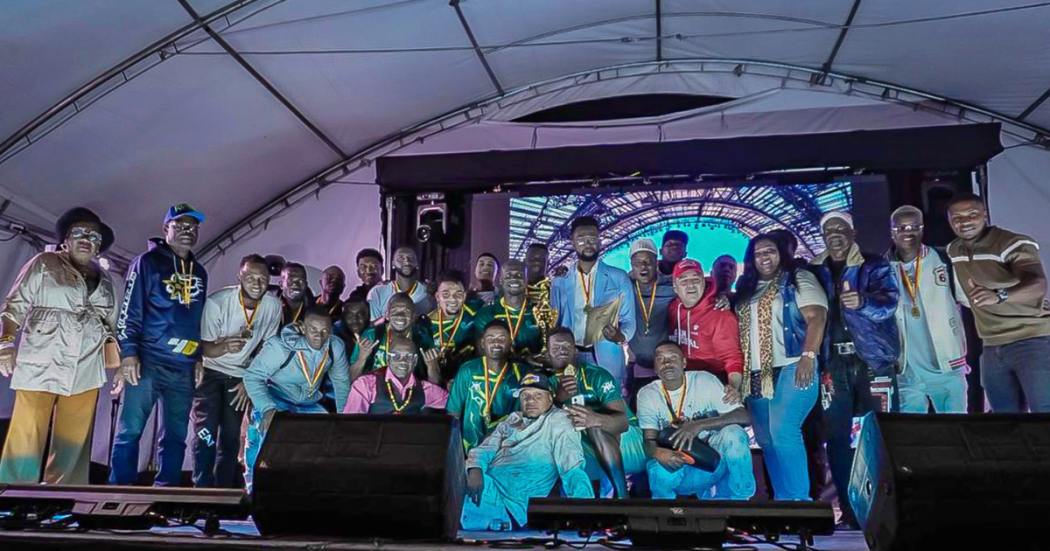 Foto de un equipo de futbol celebrando una victoria 