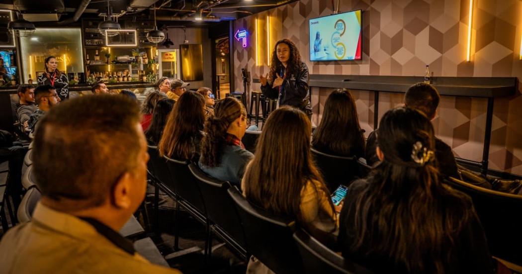Foto de una funcionaria de la Agencia Distrital de Empleo de Bogotá realizando orientación a ciudadanos sobre la ruta de empleabilidad y 'Talento Capital'.