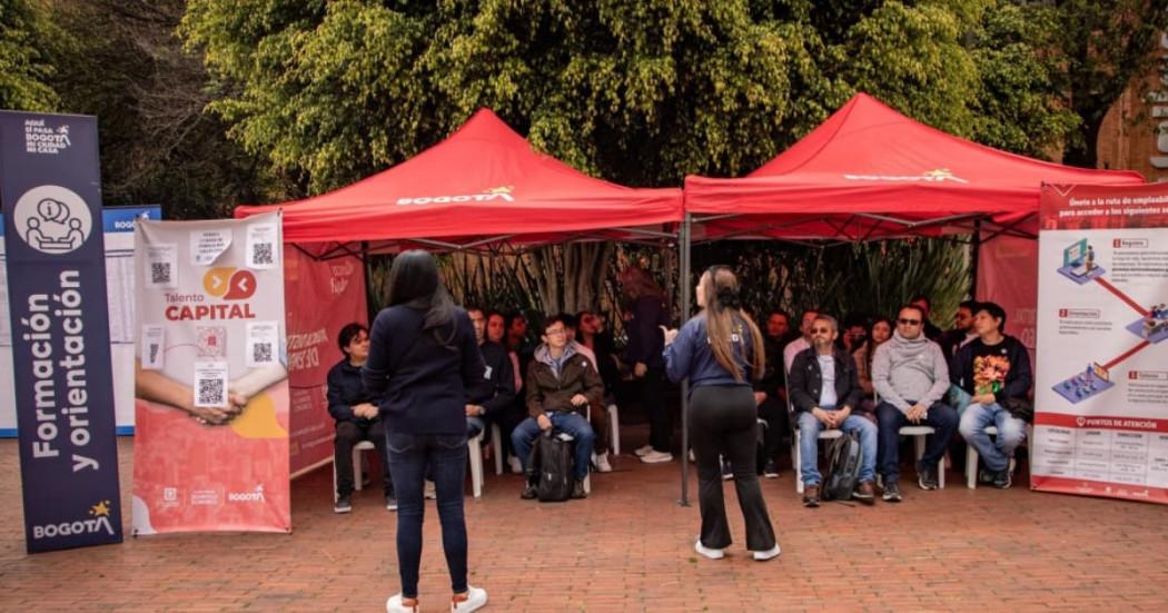 Foto de una de las Ferias de Empleo de 'Talento Capital' con asistencia de bogotanos y bogotanas que buscan trabajo.