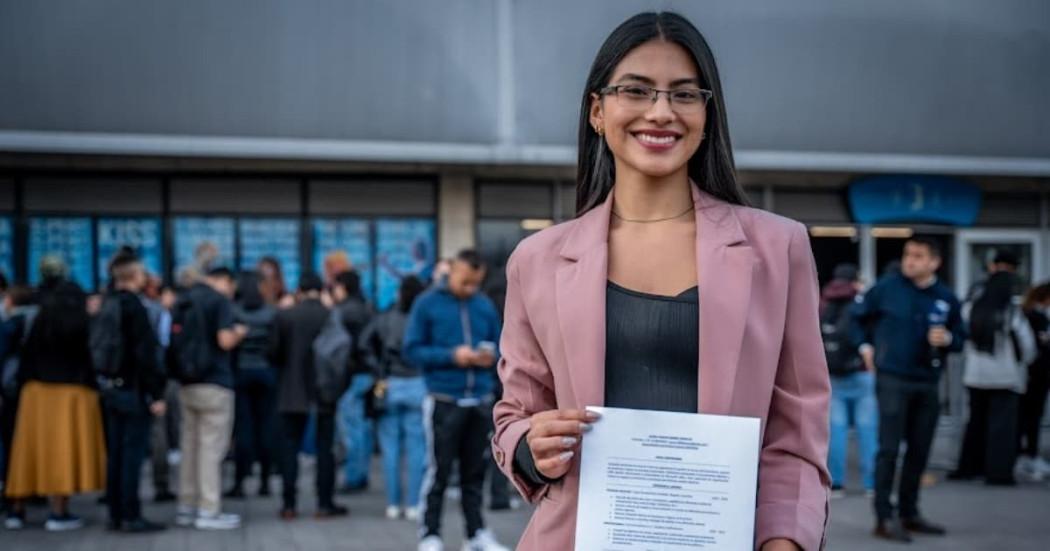 Foto de mujer con su hoja de vida en mano, asistiendo a unas de las Ferias de Empleo en Bogotá.