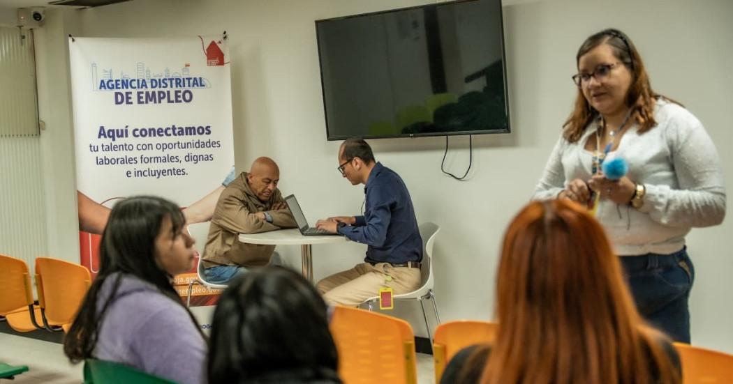 Bogotanos y bogotanas accediendo a una de las Ferias de Empleo de 'Talento Capital'.