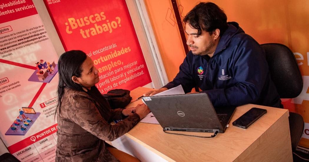 Foto de una mujer accediendo a servicios de la Agencia Distrital de Empleo de Bogotá.