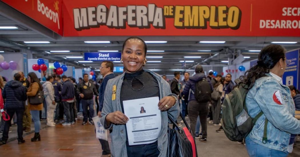 Foto de una mujer accediendo a la Megaferia de Empleo en Corferias.
