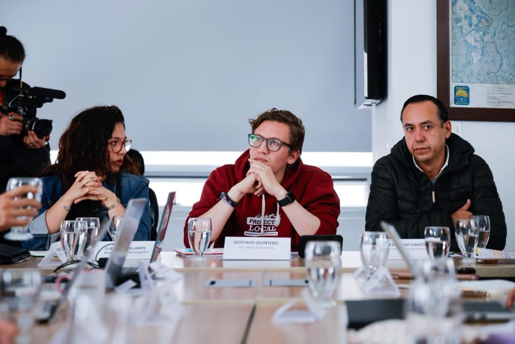 Imagen de los funcionarios en reunión 