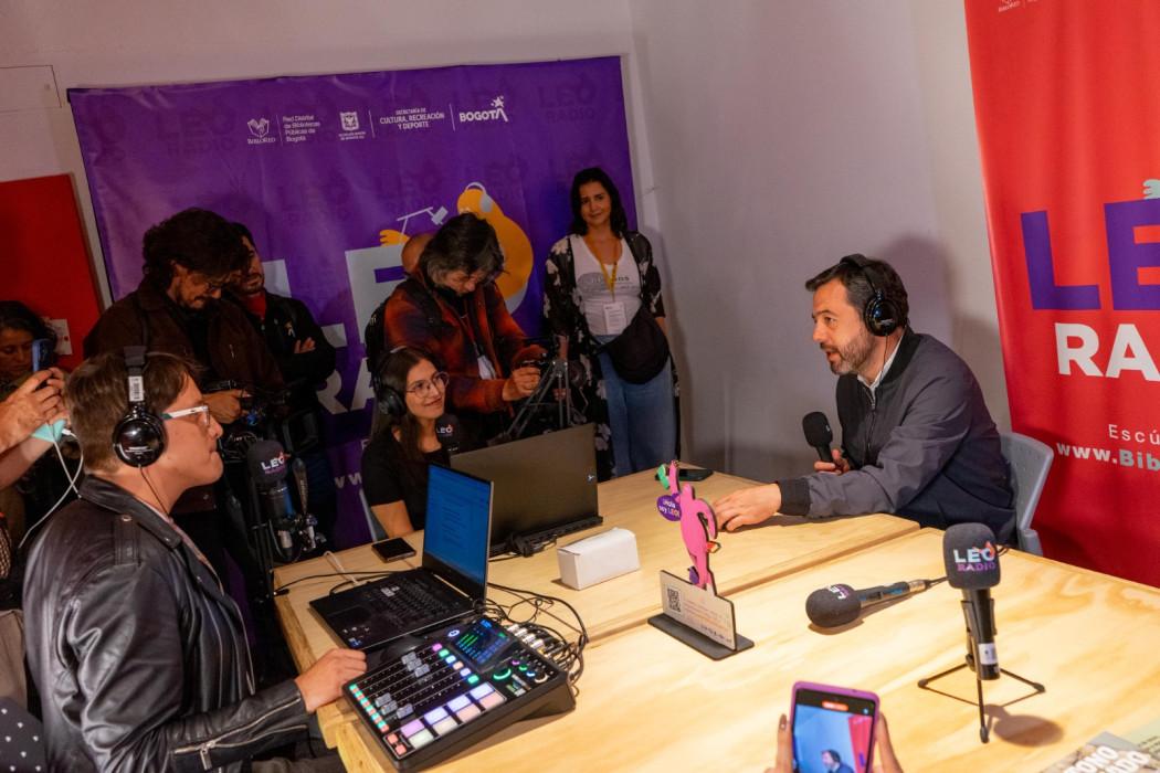 Imagen de 2 locutores trabajando en la emisora LEO Radio con el alcalde Carlos Fernando Galán