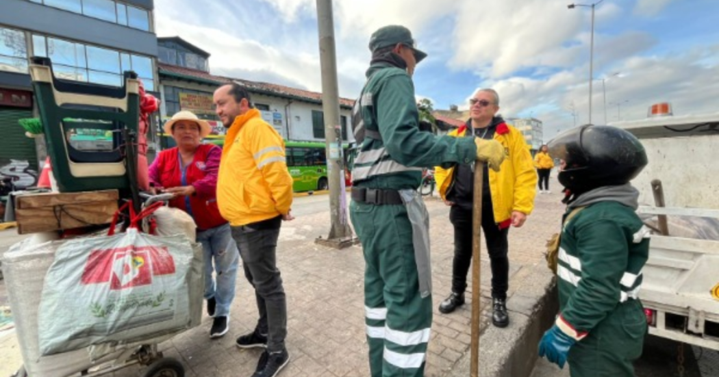 Imagen de operarios de barrido junto servidores públicos de Integración Social hablando en la calle